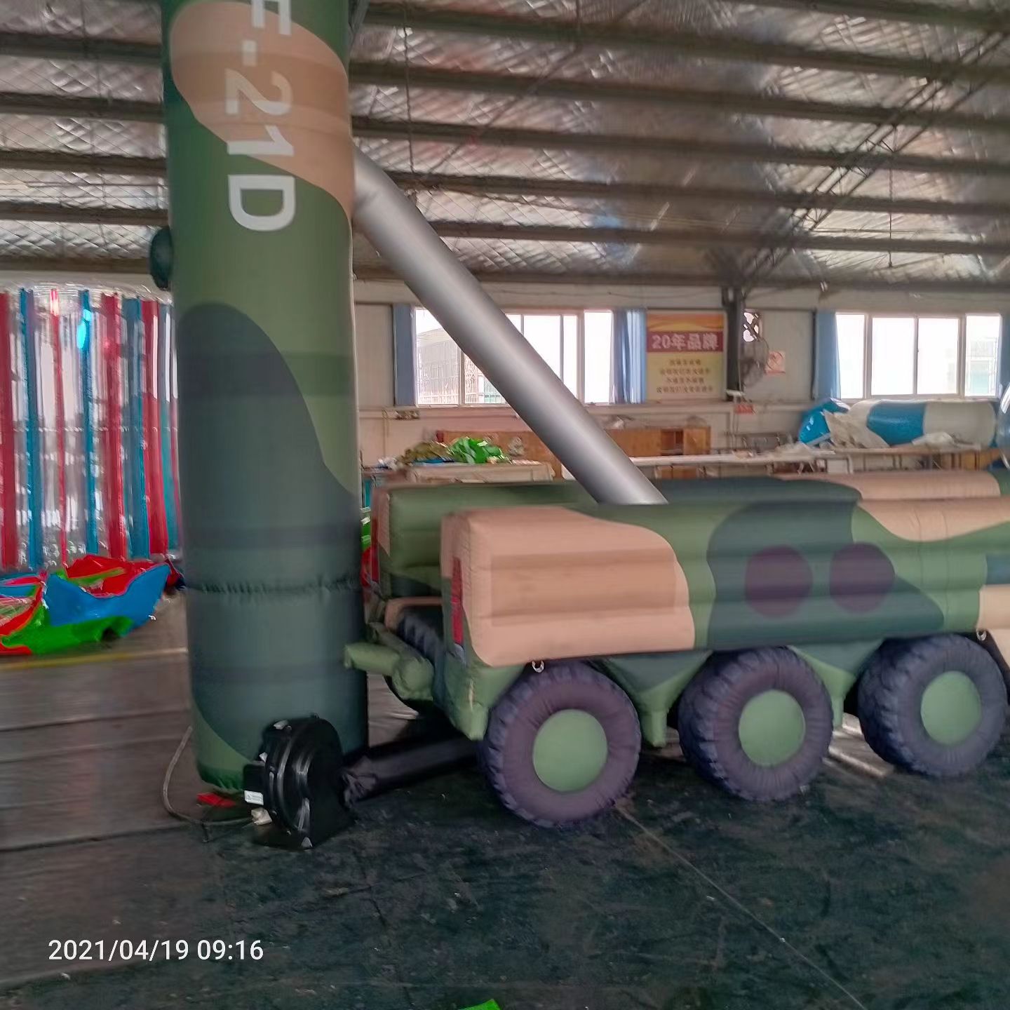 龙岩军事演习中的充气目标车辆：模拟发射车雷达车坦克飞机